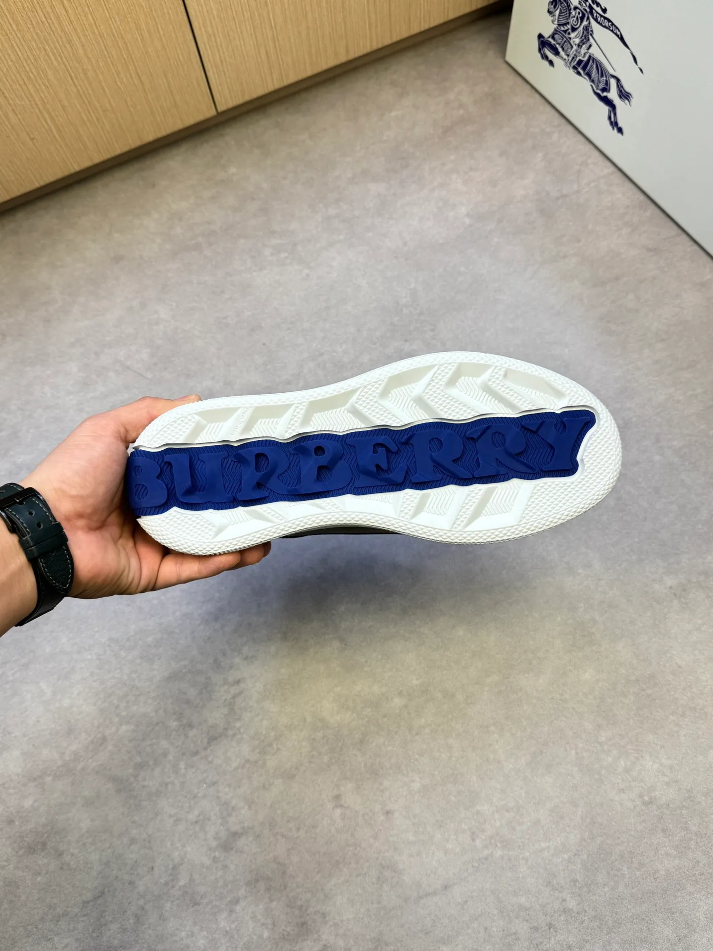 P400 [BURBERRY] Burberry casual sports sneakers - Upper: imported 🔝 open edge beaded calfskin, brand totem cloth, tongue brand cloth label - Inner: water-dyed cowhide - Outsole: ultra-light TPR rubber; two-color molded outsole - Super high quality control·Fine workmanship: highlighted (high-end, extravagance, grade) -Size: 38-44 (Male 45, can be customized)·BBR0372